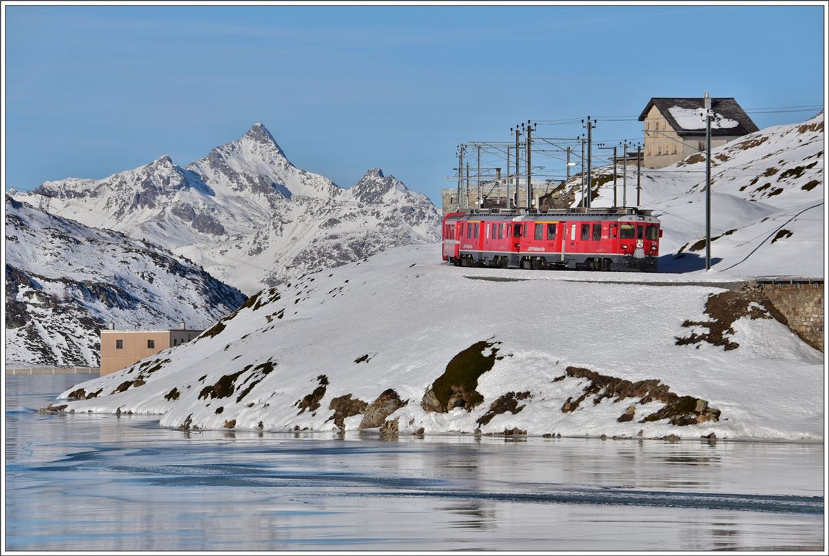 BerninaExpress 953 mit den beiden ABe 4/4 III 56  Corviglia  und 53  Tirano  am gefrorenen Lago Bianco bei Ospizio Bernina 2253m. (08.12.2016)