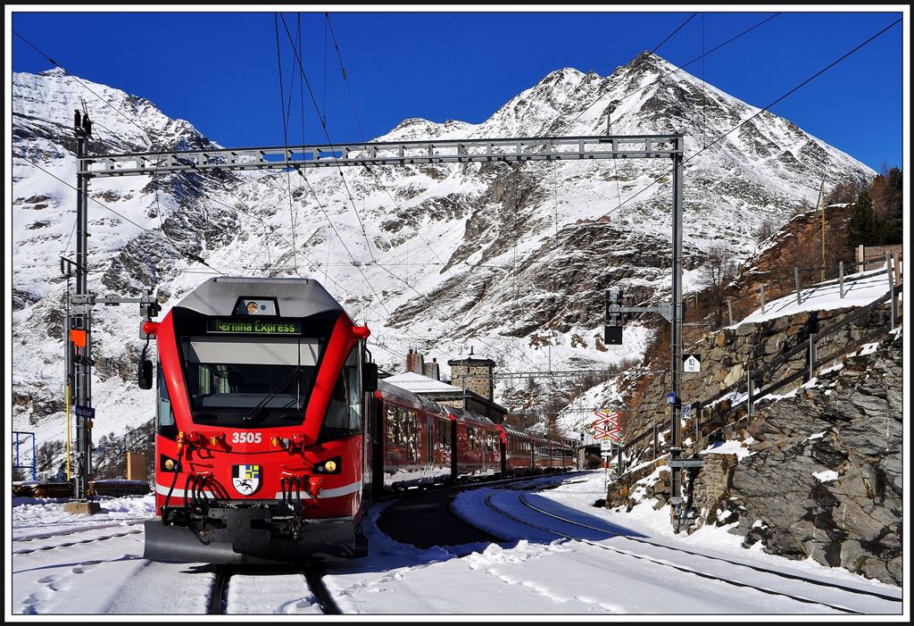 BerninaExpress 955 mit Allegra 3505 beim Zwischenhalt auf der Alp Grm mit dem Sassal Mason 3037m im Hintergrund. (16.11.2013)