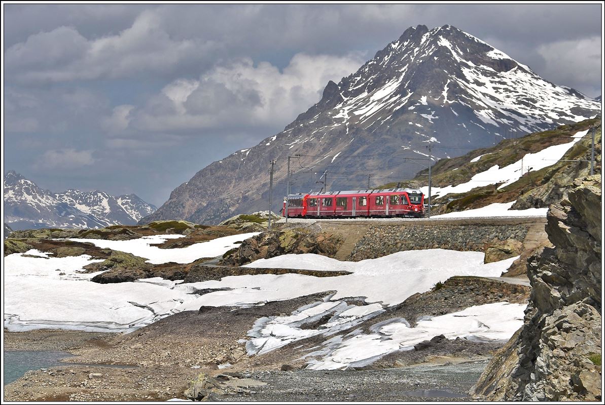 BerninaExpress 961 mit ABe 8/12 3509 am halb leeren Lago Bianco auf dem Berninapass. Im Hintergrund ganz links der Piz Ott 3246m und vorne der Piz Albris 3165m. (30.05.2018)