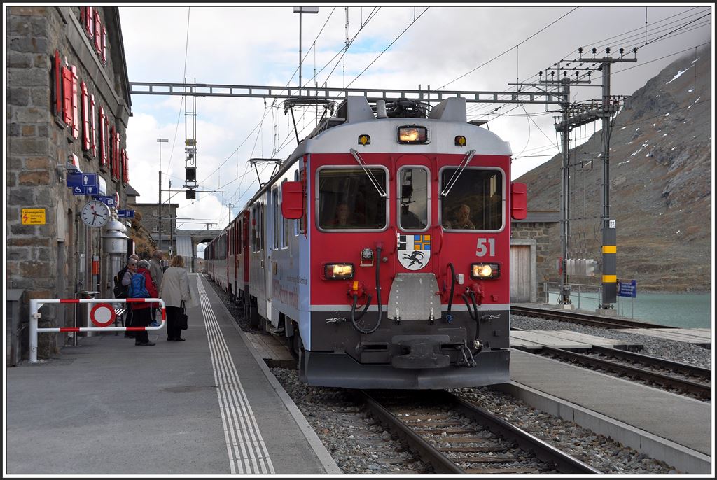 BerninaExpress 974 mit ABe 4/4 III 51  Poschiavo  und 56  Corviglia  in Ospizio Bernina 2253m. (08.10.2015)