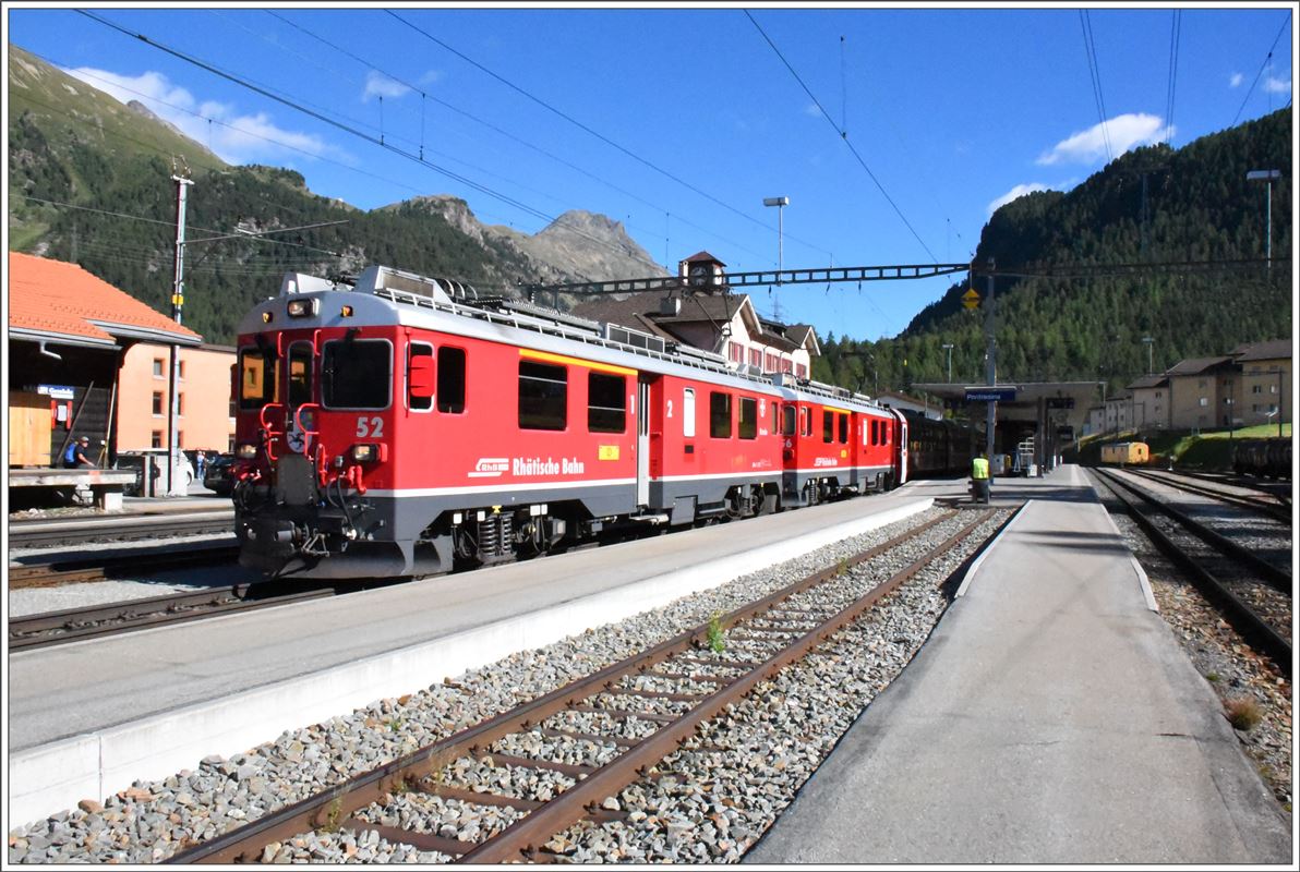 BerninaExpress 974 mit ABe 4/4 III 52  Brusio  und 56  Corvigla  verlässt Pontresina Richtung St.Moritz. (06.09.2016)