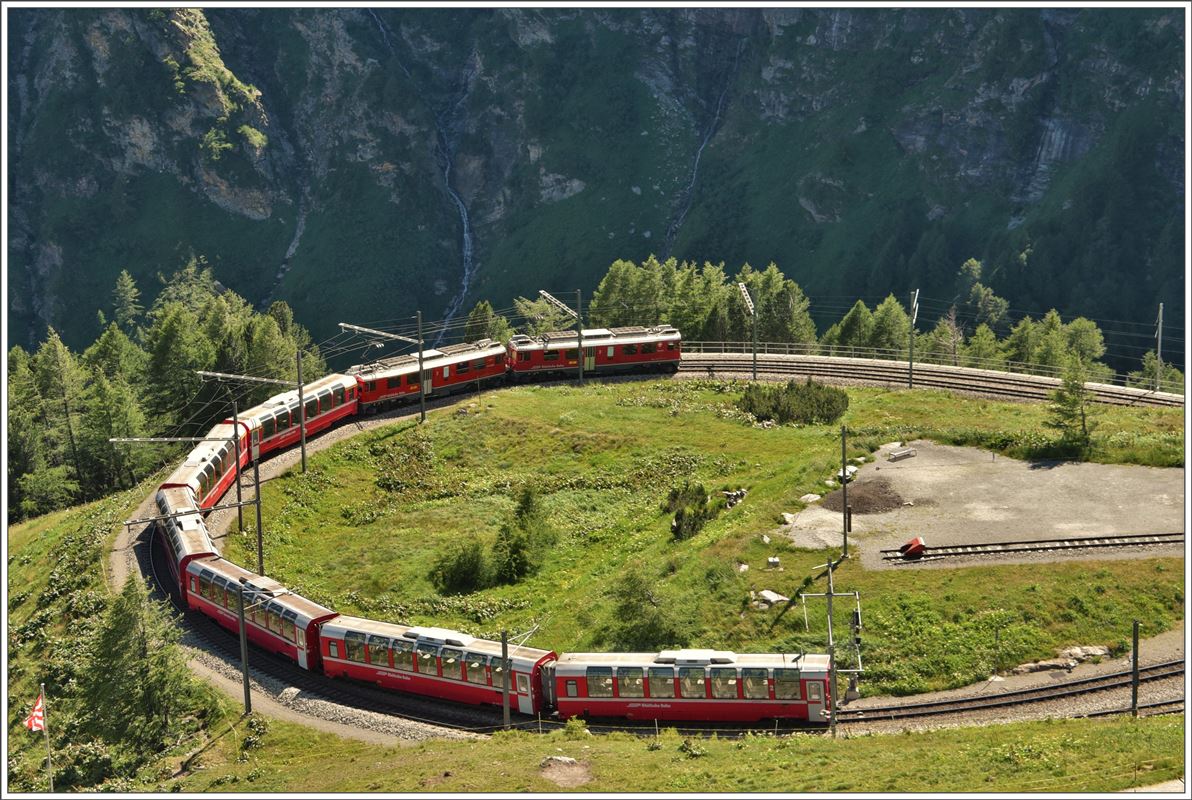 BerninaExpress 975 mit den beiden ABe 4/4 III 53  Brisio  und 56  Corviglia  in der Alp Grüm Kurve. (17.07.2016)