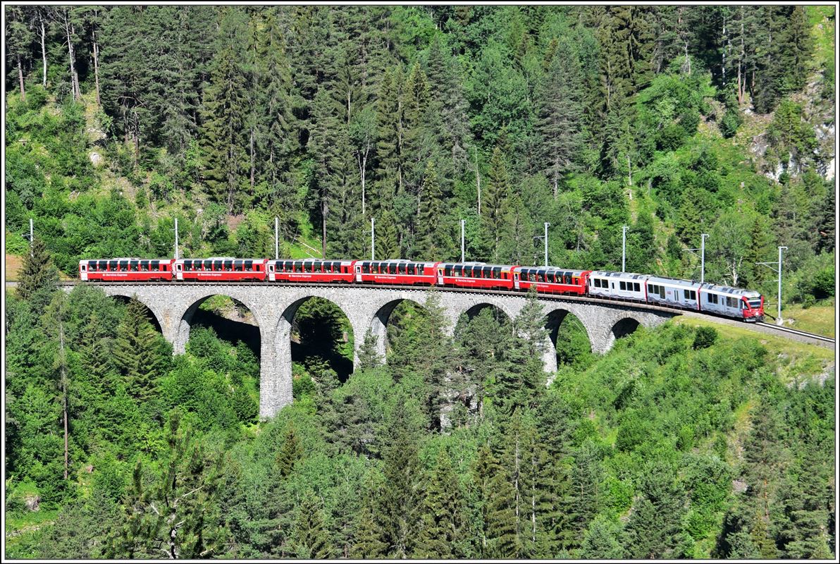 Berninaexpress mit einem ABB Allegra auf dem Schmittentobelviadukt. (23.06.2018)
