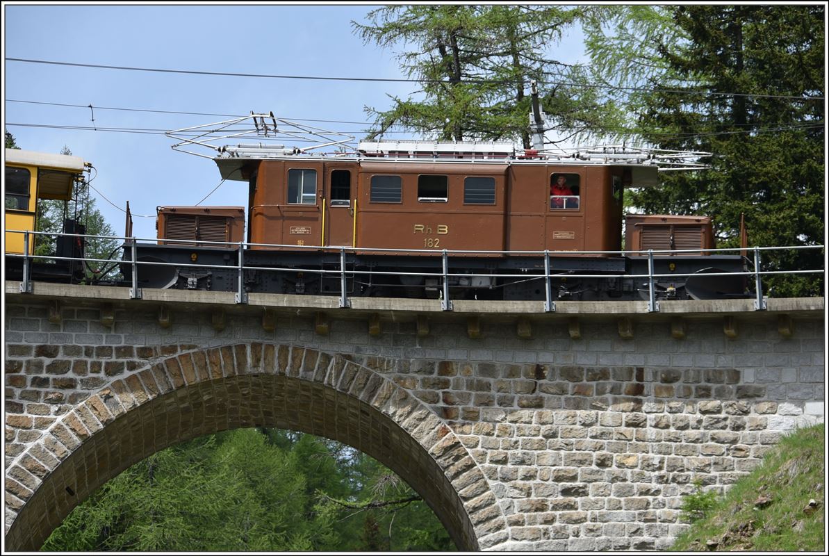 Berninakrokodil Ge 4/4 182 auf dem Aqua Val da Pila Viadukt oberhalb von Cavaglia.(30.05.2018)