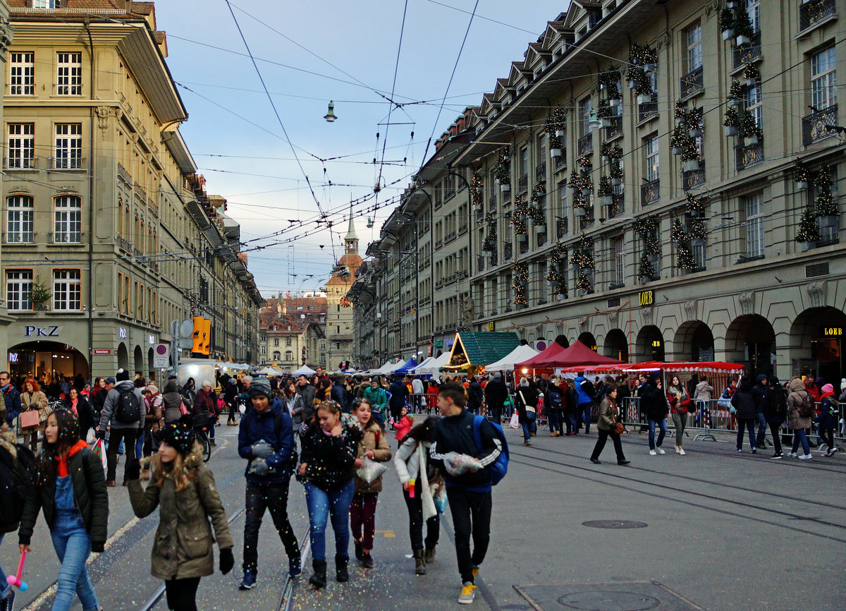BERNMOBIL: Am letzten Montag des Novembers 2016 fand in Bern der traditionelle Zibelimärit statt der wiederum von Tausenden besucht wurde. Mit dabei war auch ein Bahnbildfotograf der sich nebst den üppigen Zwiebelzöpfen auch für die diversen Umleitungen der Strassenbahn interessierte, die wie folgt verkehrten:

Linie 6
Die Linie 6 fuhr zwischen Zytglogge und Gümligen-Worb. Zwischen Fischermätterli und Bern Bahnhof verkehrte die Linie 6B als Tramersatz.

Linien 7, 8 und 9
Der Betrieb der Linien 7, 8 und 9 wurde zwischen Bern Bahnhof und Zytglogge unterbrochen. Während dieser Zeit fuhren die Linien durchgehend als Linie 7/9 von Ostring nach Guisanplatz Expo und als Linie 8/9 von Saali nach Wankdorf Bahnhof. Ab Bern Bahnhof verkehrte die Linie 7 nach Bümpliz, die Linie 8 nach Brünnen Westside Bahnhof und die Linie 9 nach Wabern.

Die Strassenbahnstrecke zwischen dem Bahnhof und der Zytglogge war unterbrochen. Da gab es kein Durchkommen für die Strassenbahn und die Trolleybusse (28.11.2016).
Foto: Walter Ruetsch
