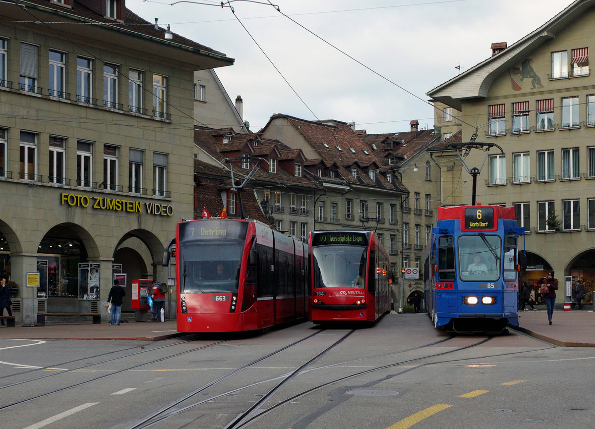 BERNMOBIL: Am letzten Montag des Novembers 2016 fand in Bern der traditionelle Zibelimärit statt der wiederum von Tausenden besucht wurde. Mit dabei war auch ein Bahnbildfotograf der sich nebst den üppigen Zwiebelzöpfen auch für die diversen Umleitungen der Strassenbahn interessierte, die wie folgt verkehrten:

Linie 6
Die Linie 6 fuhr zwischen Zytglogge und Gümligen-Worb. Zwischen Fischermätterli und Bern Bahnhof verkehrte die Linie 6B als Tramersatz.

Linien 7, 8 und 9
Der Betrieb der Linien 7, 8 und 9 wurde zwischen Bern Bahnhof und Zytglogge unterbrochen. Während dieser Zeit fuhren die Linien durchgehend als Linie 7/9 von Ostring nach Guisanplatz Expo und als Linie 8/9 von Saali nach Wankdorf Bahnhof. Ab Bern Bahnhof verkehrte die Linie 7 nach Bümpliz, die Linie 8 nach Brünnen Westside Bahnhof und die Linie 9 nach Wabern.

Da die blauen Bähnli von RBS/BERNMOBIL der Linie 6 bei der Zytglogge gewendet wurden, konnten mit etwas Fotografenglück Begegnungen von 3 Tramzügen fotografiert werden (28.11.2016).
Foto: Walter Ruetsch
 
