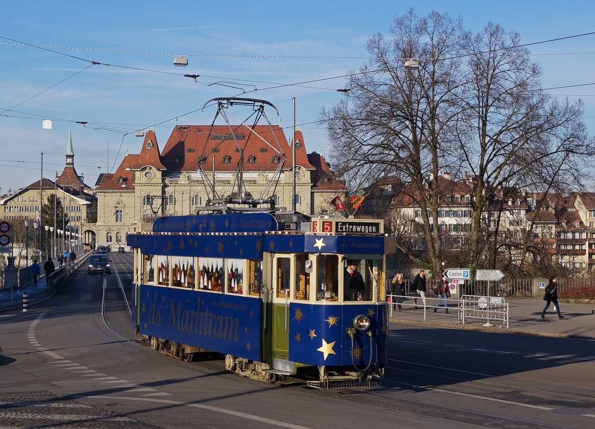 Bernmobil: Auch in der Bundeshauptstadt Bern ist  ds Märlitram  während der Adventszeit sehr beliebt. Die Aufnahme ist am 18. Dezember 2013 auf dem Viktoriaplatz entstanden.
Foto: Walter Ruetsch