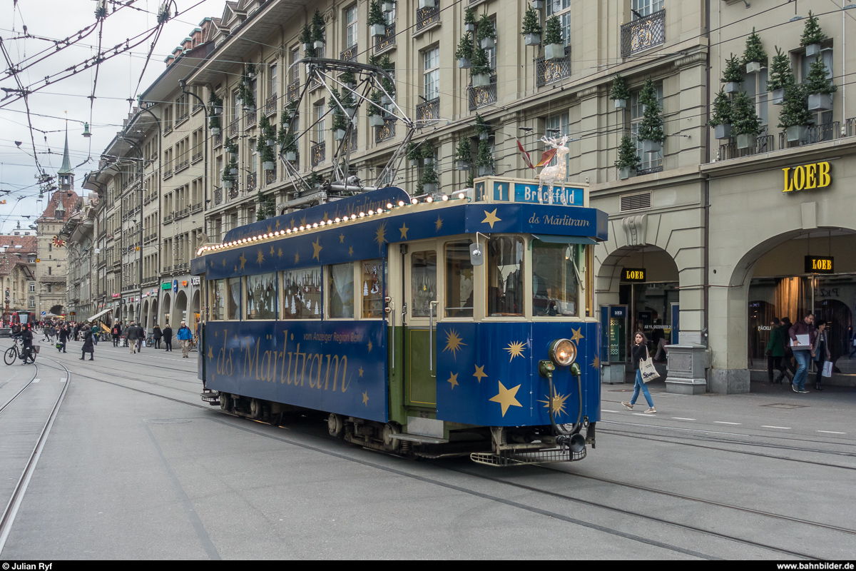BERNMOBIL Ce 4/4 145 als Märlitram am 8. Dezember 2018 beim Bahnhof Bern.