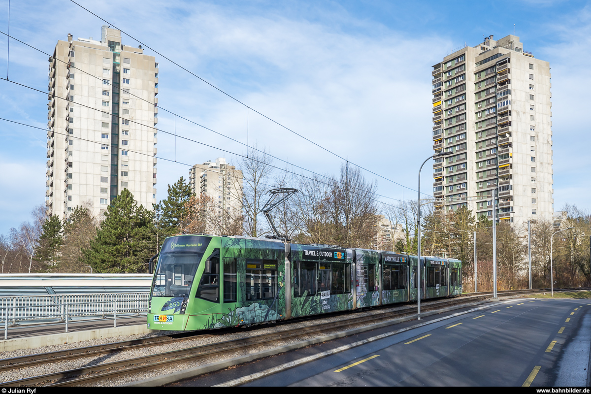 BERNMOBIL Combino 653 mit Werbung für Transa am 8. Dezember 2019 in Wittigkofen.