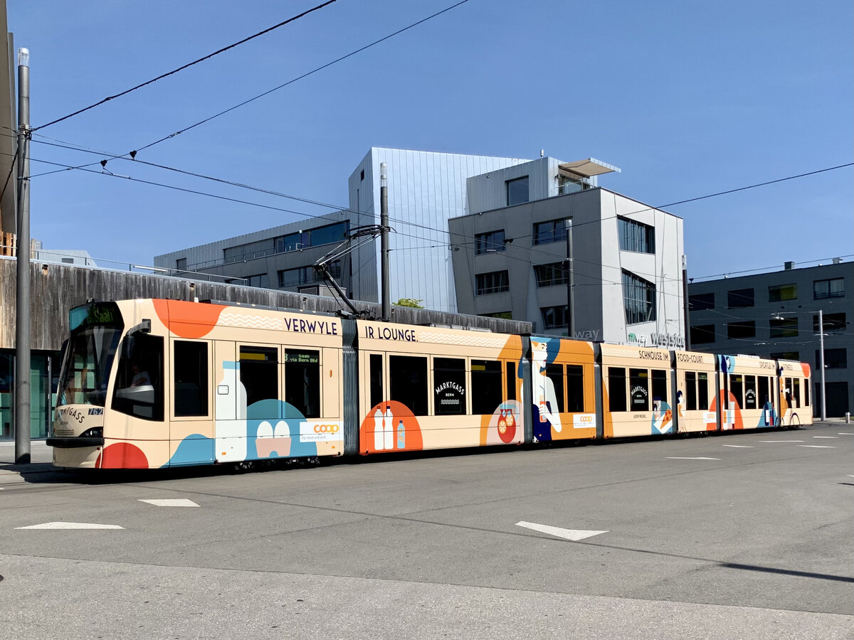 Bernmobil Combino 762 mit Werbung für den Coop in der Marktgasse am 8.9.21 beim Westside.