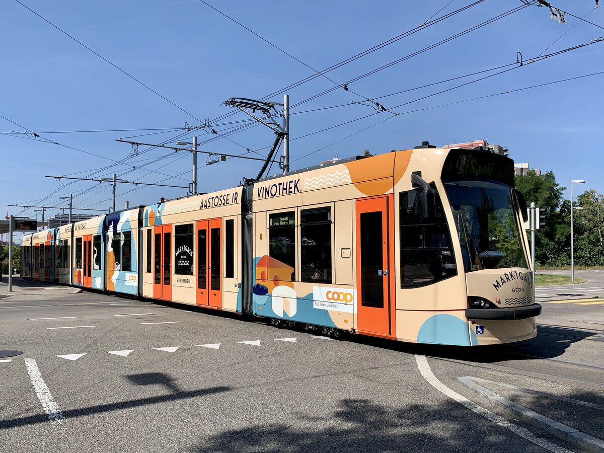 Bernmobil Combino 762 mit Werbung für den Coop in der Marktgasse am 8.9.21 bei der Abfahrt bei der Haltestelle Bethlehem Holenacker.