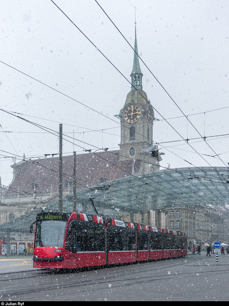 BERNMOBIL Combino VL 751 am 26. November 2017 im ersten Schnee des Jahres auf der Linie 9 Richtung Wabern am Bahnhof Bern.