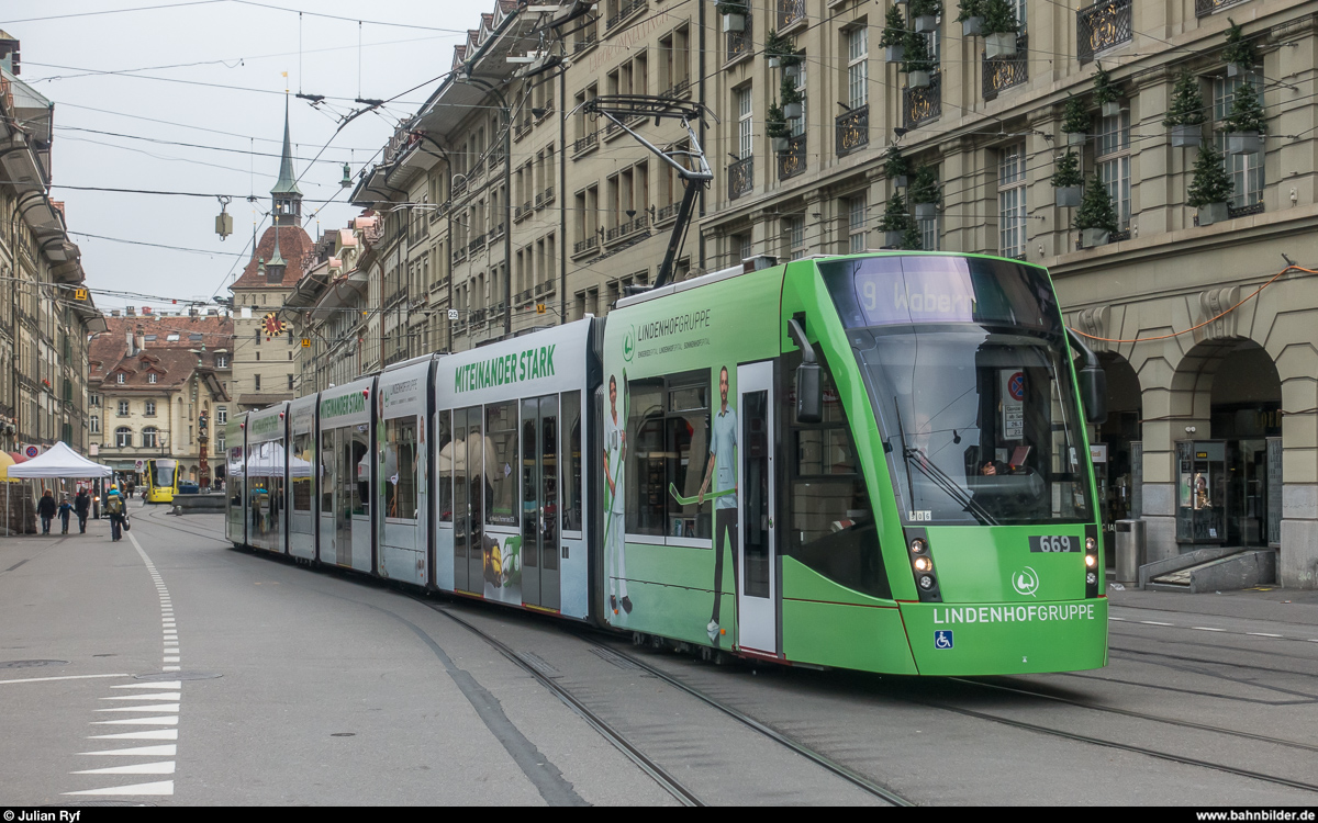BERNMOBIL Combino XL 669 mit Werbung für das Lindenhof-Spital am 26. November 2017 auf der Linie 9 Richtung Wabern beim Bahnhof Bern.