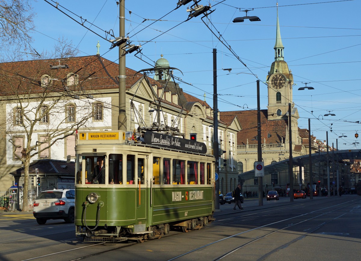 Bernmobil: Das Weihnachtstram war vom 4. Dezember bis zum 20. Dezember 2015 an den Tagen Mittwoch, Donnerstag, Freitag und Samstag in der Stadt Bern unterwegs. Ab der Haltestelle Schwanengasse wurden die Endhaltestellen Guisanplatz und Ostring angefahren. Als MÄRLITRAM weihnächtlich geschmückt wurde der Be 4/4 145 (1935). Wegen grossem Andrang musste am Samstag den 19. Dezember 2015 für zusätzliche Fahrten das Restaurant Tram BRe 4/4 647, ebenfalls aus dem Jahre 1935, eingesetzt werden. Es freute viele Kinder sehr, dass das MÄRLITRAM auch diesen Dezember unterwegs war. Die fünf Aufnahmen entstanden am 19. Dezember 2015 in Bern.
Foto: Walter Ruetsch