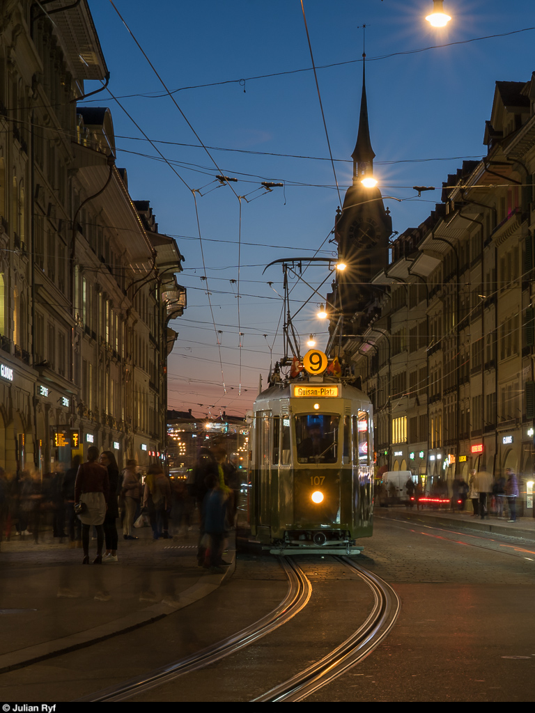 BERNMOBIL historique an der Museumsnacht Bern am 22. März 2019. Im Viertelstundentakt pendelten drei historische Tramzüge zwischen Bahnhof und Guisanplatz.<br>
Standardzug der ersten Serie bestehend aus dem Be 4/4 107 und dem B 327 am Bärenplatz.