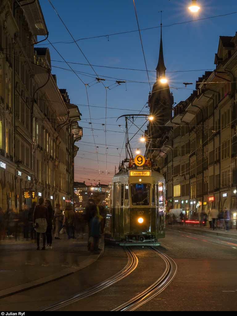 BERNMOBIL historique an der Museumsnacht Bern am 22. März 2019. Im Viertelstundentakt pendelten drei historische Tramzüge zwischen Bahnhof und Guisanplatz.<br>
Standardzug der ersten Serie bestehend aus dem Be 4/4 107 und dem B 327 am Bärenplatz.