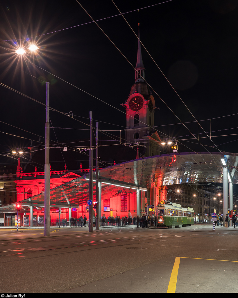 BERNMOBIL historique an der Museumsnacht Bern am 22. März 2019. Im Viertelstundentakt pendelten drei historische Tramzüge zwischen Bahnhof und Guisanplatz.<br>
Standardtram Be 4/4 621 der zweiten Serie mit dem B 337 am Bahnhof. Dahinter die aus Anlass der Museumsnacht beleuchtete Heiliggeistkirche.