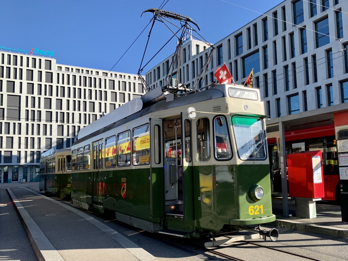 Bernmobil Historique Standardwagen Be 4/4 621 und Anhänger B 337 am 24.10.21 beim Bahnhof Wankdorf.