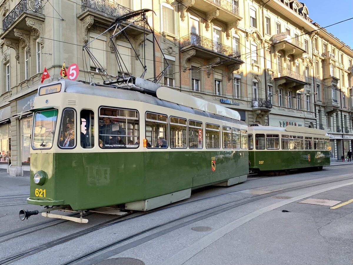 Bernmobil Historique Standardwagen Be 4/4 621 mit Anhänger B 337 am 24.10.21 in der Schwanengasse in Bern.