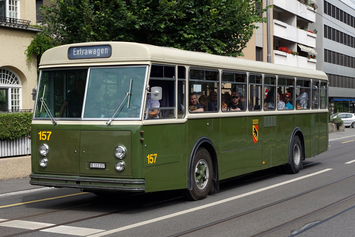 BERNMOBIL historique.
Die ersten öffentlichen Fahrten von BERNMOBIL historique fanden am 24. Juni 2018 statt.
Für die voll ausgebuchten Sonderfahrten standen folgende Fahrzeuge im Einsatz:

Be 8/8 (Nr.  719, Baujahr 1973)
Be 4/4 (Nr. 107, Baujahr 1947)
Dampftram (Nr. 12, Baujahr 1894)
Saurer-Autobus (Nr. 5, Baujahr 1924)
FBW Autobus  (Nr. 157, Baujahr 1965)

20 Oldtimer auf Schiene und Strasse
Die Sammlung der Stiftung BERNMOBIL historique umfasst insgesamt 20 Fahrzeuge: 10 Schienenfahrzeuge, 8 Autobusse sowie 2 Trolleybusse, darunter neben dem Dampftram auch das beliebte Waggon-Restaurant oder das Fondue-Tram. Sie dokumentieren alle wichtigen Epochen und Fahrzeugtypen des Nahverkehrs in der Stadt und Agglomeration Bern. Die Stiftung bündelt das Wissen wie auch die finanziellen und personellen Ressourcen, um die nostalgischen Fahrzeuge unterhalten und betreiben zu können. Die Form der Stiftung bietet Gewähr dafür, dass die Fahrzeuge langfristig als historisches Erbe der Stadt Bern erhalten bleiben.
Foto: Walter Ruetsch 