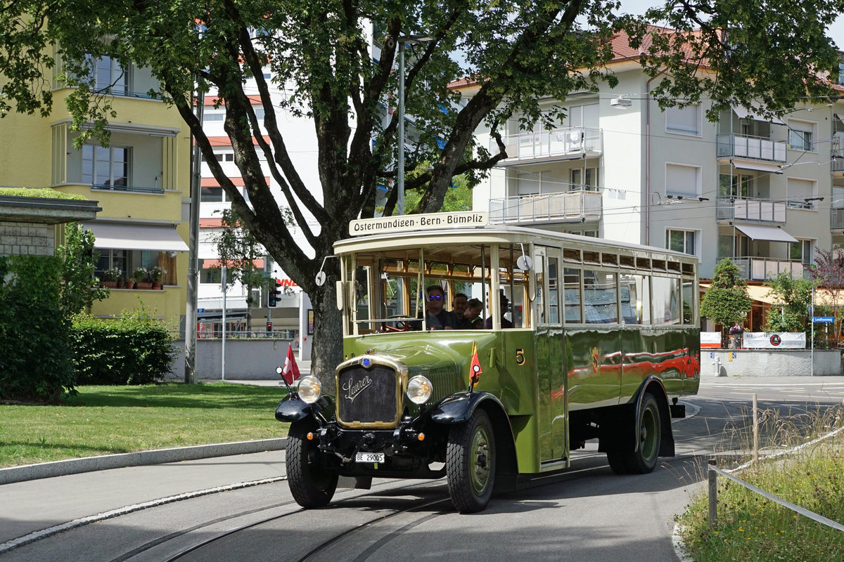 BERNMOBIL historique.
Die ersten öffentlichen Fahrten von BERNMOBIL historique fanden am 24. Juni 2018 statt.
Für die voll ausgebuchten Sonderfahrten standen folgende Fahrzeuge im Einsatz:

Be 8/8 (Nr.  719, Baujahr 1973)
Be 4/4 (Nr. 107, Baujahr 1947)
Dampftram (Nr. 12, Baujahr 1894)
Saurer-Autobus (Nr. 5, Baujahr 1924)
FBW Autobus  (Nr. 157, Baujahr 1965)

20 Oldtimer auf Schiene und Strasse
Die Sammlung der Stiftung BERNMOBIL historique umfasst insgesamt 20 Fahrzeuge: 10 Schienenfahrzeuge, 8 Autobusse sowie 2 Trolleybusse, darunter neben dem Dampftram auch das beliebte Waggon-Restaurant oder das Fondue-Tram. Sie dokumentieren alle wichtigen Epochen und Fahrzeugtypen des Nahverkehrs in der Stadt und Agglomeration Bern. Die Stiftung bündelt das Wissen wie auch die finanziellen und personellen Ressourcen, um die nostalgischen Fahrzeuge unterhalten und betreiben zu können. Die Form der Stiftung bietet Gewähr dafür, dass die Fahrzeuge langfristig als historisches Erbe der Stadt Bern erhalten bleiben.
Foto: Walter Ruetsch 