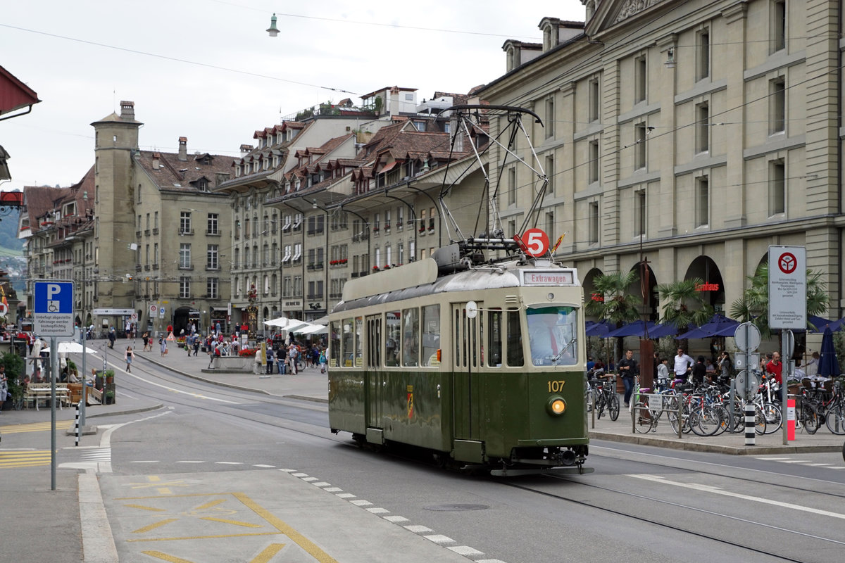 BERNMOBIL historique.
Die ersten öffentlichen Fahrten von BERNMOBIL historique fanden am 24. Juni 2018 statt.
Für die voll ausgebuchten Sonderfahrten standen folgende Fahrzeuge im Einsatz:

Be 8/8 (Nr.  719, Baujahr 1973)
Be 4/4 (Nr. 107, Baujahr 1947)
Dampftram (Nr. 12, Baujahr 1894)
Saurer-Autobus (Nr. 5, Baujahr 1924)
FBW Autobus  (Nr. 157, Baujahr 1965)

20 Oldtimer auf Schiene und Strasse
Die Sammlung der Stiftung BERNMOBIL historique umfasst insgesamt 20 Fahrzeuge: 10 Schienenfahrzeuge, 8 Autobusse sowie 2 Trolleybusse, darunter neben dem Dampftram auch das beliebte Waggon-Restaurant oder das Fondue-Tram. Sie dokumentieren alle wichtigen Epochen und Fahrzeugtypen des Nahverkehrs in der Stadt und Agglomeration Bern. Die Stiftung bündelt das Wissen wie auch die finanziellen und personellen Ressourcen, um die nostalgischen Fahrzeuge unterhalten und betreiben zu können. Die Form der Stiftung bietet Gewähr dafür, dass die Fahrzeuge langfristig als historisches Erbe der Stadt Bern erhalten bleiben.
Foto: Walter Ruetsch 