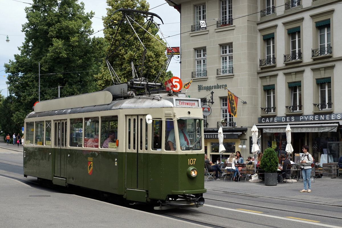 BERNMOBIL historique.
Die ersten öffentlichen Fahrten von BERNMOBIL historique fanden am 24. Juni 2018 statt.
Für die voll ausgebuchten Sonderfahrten standen folgende Fahrzeuge im Einsatz:

Be 8/8 (Nr.  719, Baujahr 1973)
Be 4/4 (Nr. 107, Baujahr 1947)
Dampftram (Nr. 12, Baujahr 1894)
Saurer-Autobus (Nr. 5, Baujahr 1924)
FBW Autobus  (Nr. 157, Baujahr 1965)

20 Oldtimer auf Schiene und Strasse
Die Sammlung der Stiftung BERNMOBIL historique umfasst insgesamt 20 Fahrzeuge: 10 Schienenfahrzeuge, 8 Autobusse sowie 2 Trolleybusse, darunter neben dem Dampftram auch das beliebte Waggon-Restaurant oder das Fondue-Tram. Sie dokumentieren alle wichtigen Epochen und Fahrzeugtypen des Nahverkehrs in der Stadt und Agglomeration Bern. Die Stiftung bündelt das Wissen wie auch die finanziellen und personellen Ressourcen, um die nostalgischen Fahrzeuge unterhalten und betreiben zu können. Die Form der Stiftung bietet Gewähr dafür, dass die Fahrzeuge langfristig als historisches Erbe der Stadt Bern erhalten bleiben.
Foto: Walter Ruetsch 