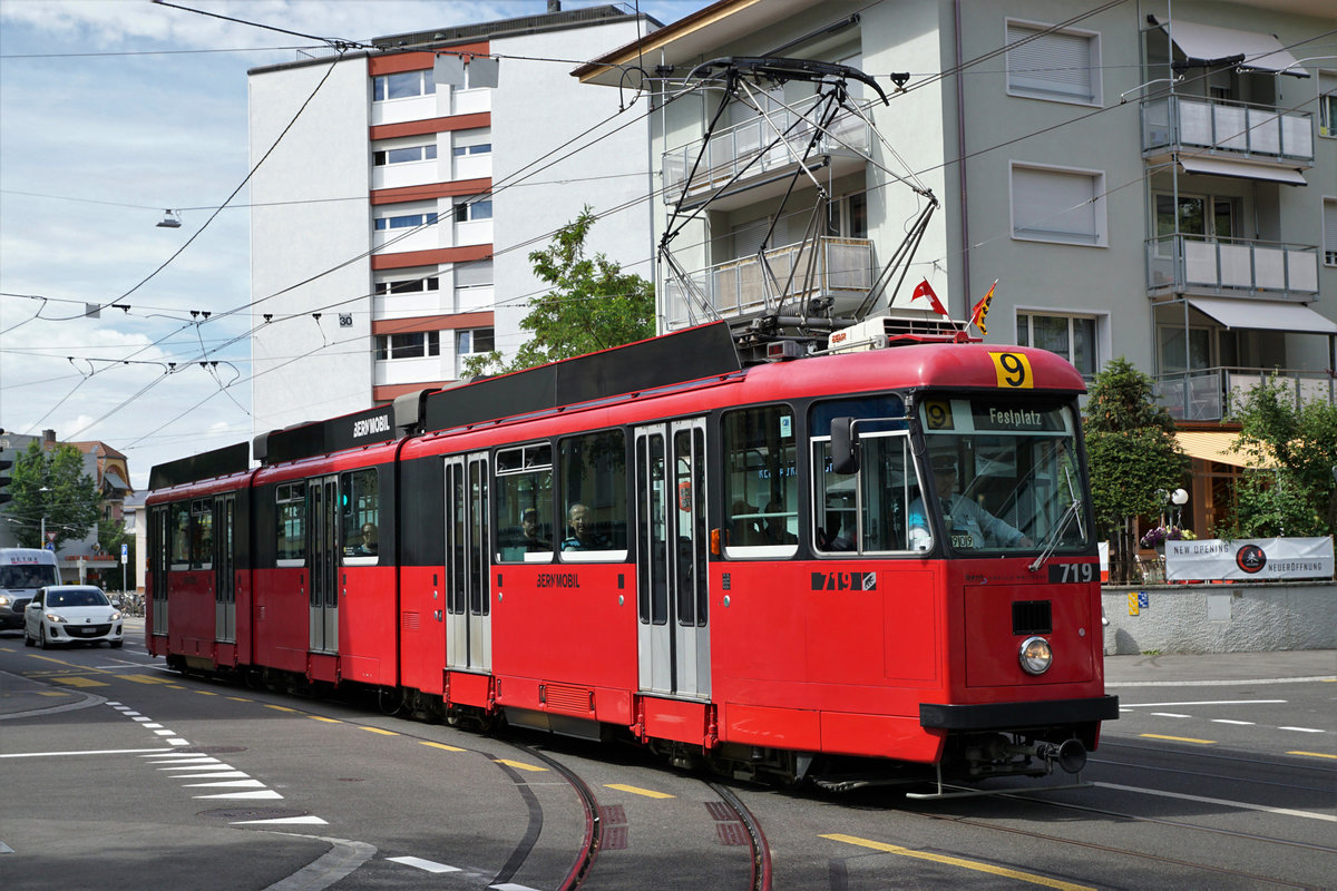 BERNMOBIL historique.
Die ersten öffentlichen Fahrten von BERNMOBIL historique fanden am 24. Juni 2018 statt.
Für die voll ausgebuchten Sonderfahrten standen folgende Fahrzeuge im Einsatz:

Be 8/8 (Nr.  719, Baujahr 1973)
Be 4/4 (Nr. 107, Baujahr 1947)
Dampftram (Nr. 12, Baujahr 1894)
Saurer-Autobus (Nr. 5, Baujahr 1924)
FBW Autobus  (Nr. 157, Baujahr 1965)

20 Oldtimer auf Schiene und Strasse
Die Sammlung der Stiftung BERNMOBIL historique umfasst insgesamt 20 Fahrzeuge: 10 Schienenfahrzeuge, 8 Autobusse sowie 2 Trolleybusse, darunter neben dem Dampftram auch das beliebte Waggon-Restaurant oder das Fondue-Tram. Sie dokumentieren alle wichtigen Epochen und Fahrzeugtypen des Nahverkehrs in der Stadt und Agglomeration Bern. Die Stiftung bündelt das Wissen wie auch die finanziellen und personellen Ressourcen, um die nostalgischen Fahrzeuge unterhalten und betreiben zu können. Die Form der Stiftung bietet Gewähr dafür, dass die Fahrzeuge langfristig als historisches Erbe der Stadt Bern erhalten bleiben.
Foto: Walter Ruetsch 