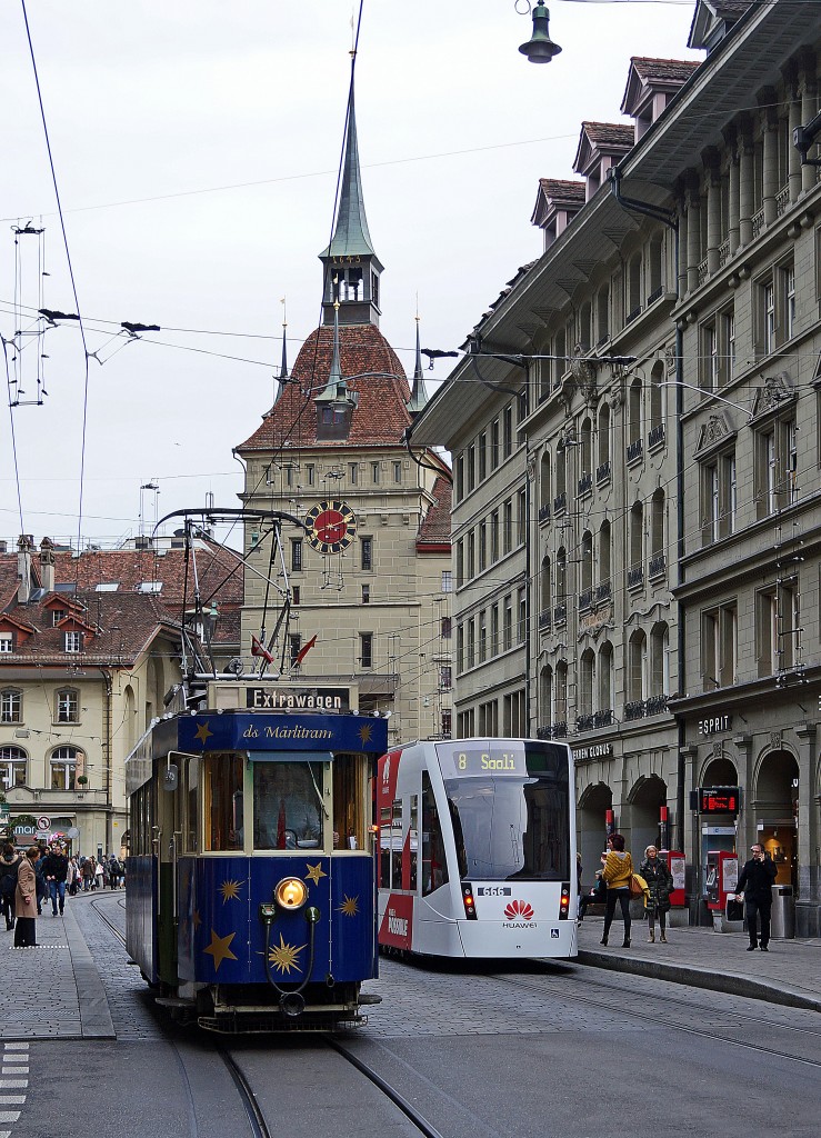 BERNMOBIL: Jeweils während der Adventszeit wird der Museumswagen Ce 4/4 45 (1935) in ein  MAERLITRAM  verwandelt. Am 19. Dezember 2014 wurde das Weihnachtstram anlässlich einer Begegnung mit einem Combino Tram XL Be 6/8 in der Spitalgasse fotografiert.
Foto: Walter Ruetsch