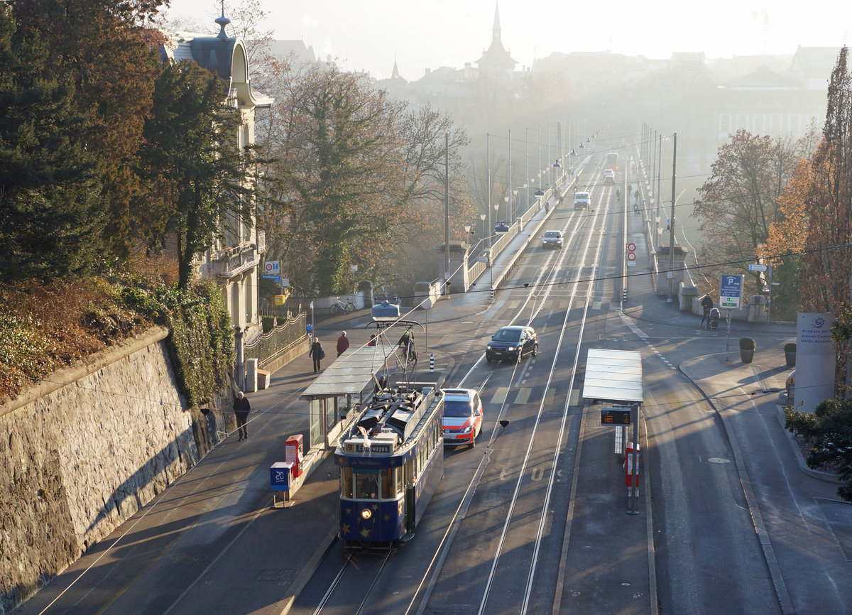 BERNMOBIL: Mit der Weihnachtsstrassenbahn  Märlitram  in Bern unterwegs am 14. Dezember 2016.
Foto: Walter Ruetsch