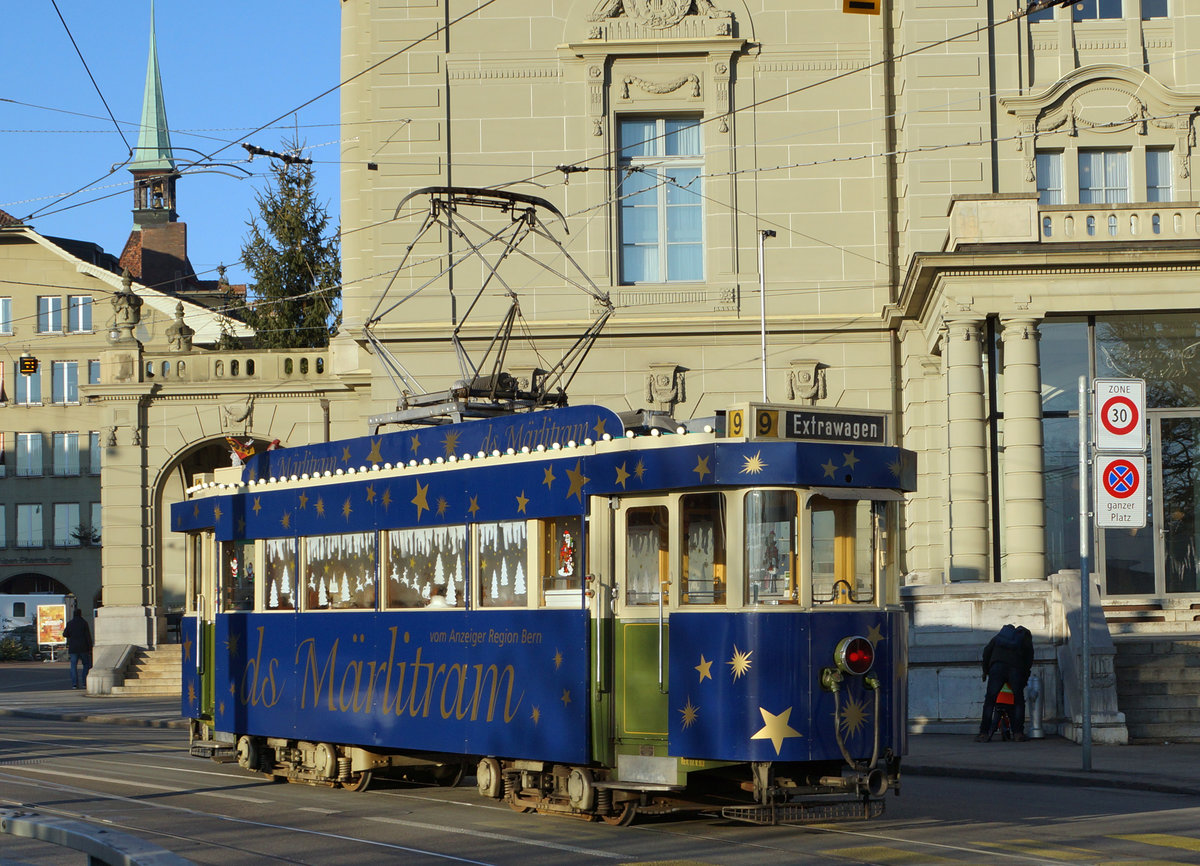 BERNMOBIL: Mit der Weihnachtsstrassenbahn  Märlitram  in Bern unterwegs am 14. Dezember 2016.
Foto: Walter Ruetsch