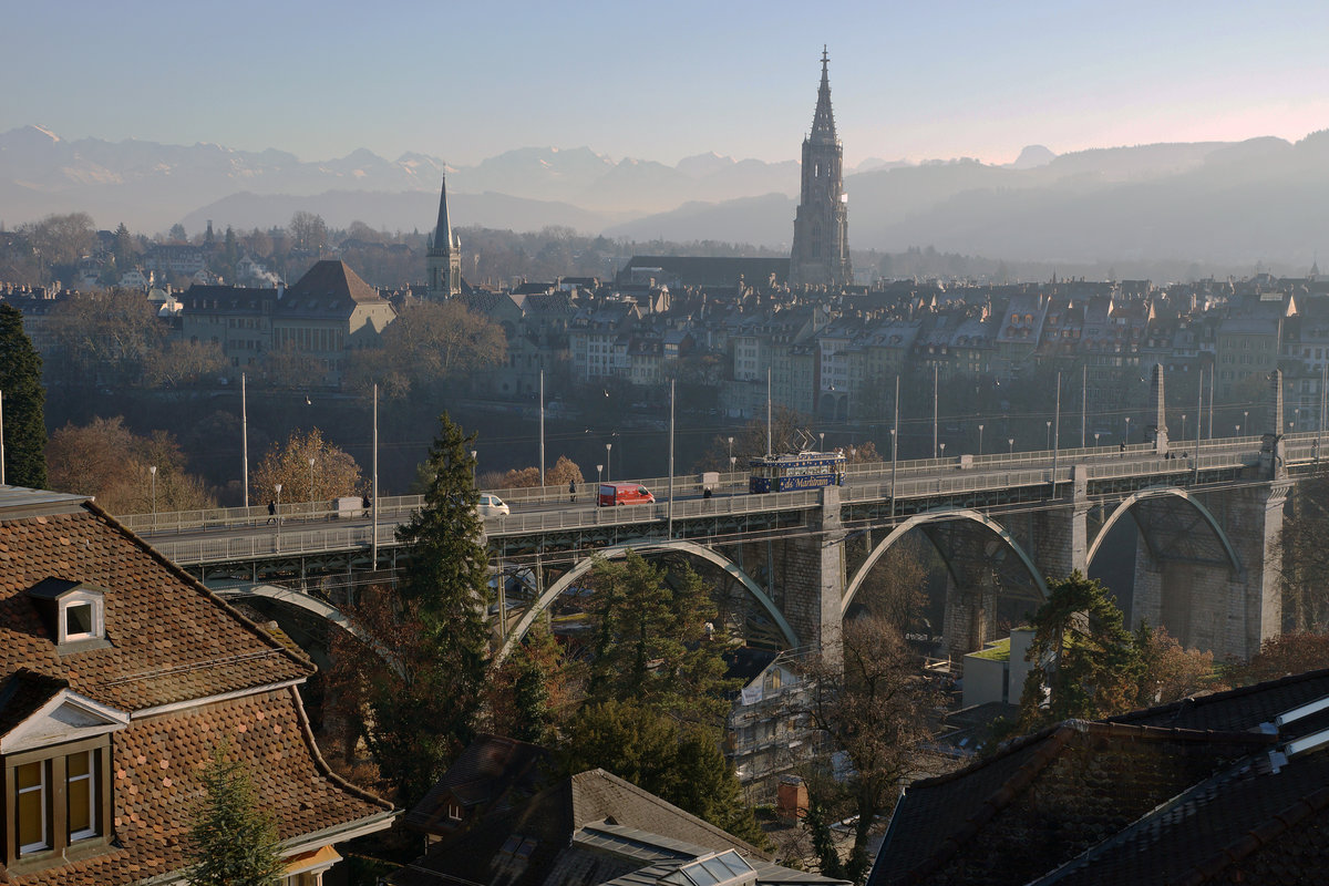 BERNMOBIL: Mit der Weihnachtsstrassenbahn  Märlitram  in Bern unterwegs am 14. Dezember 2016.
Foto: Walter Ruetsch