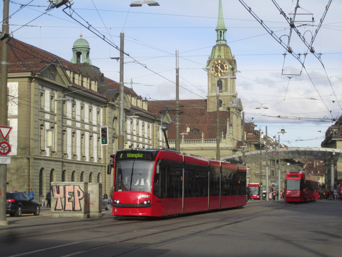 Bernmobil Nr. 754 (Be 4/6 Combino) am 3.3.2020 zwischen den Haltestellen Bhf. Bern und Hirschengraben