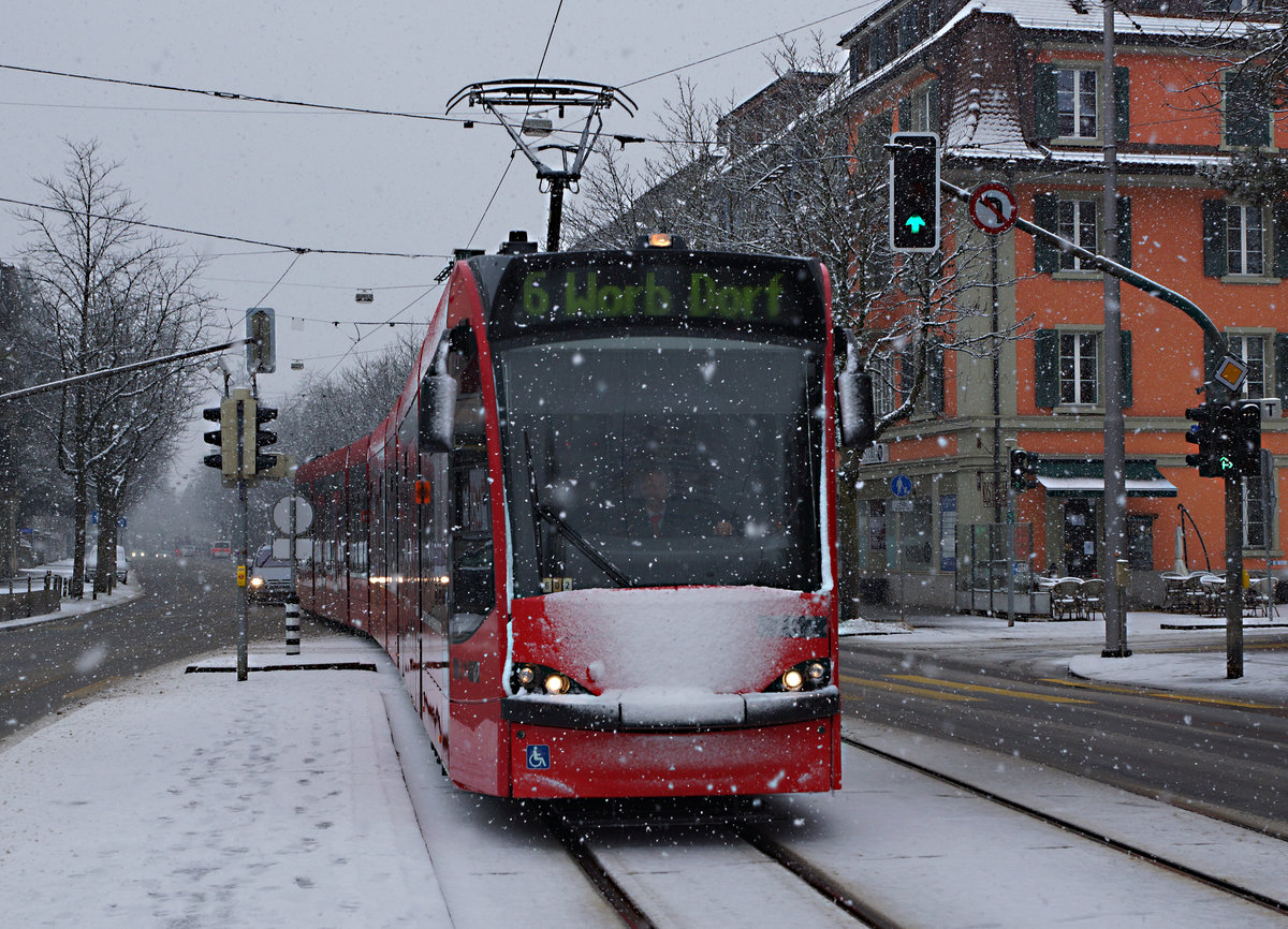 Bernmobil: Tramzug der Linie 6 nach Worb Dorf bestehend aus dem Be 6/8 I 762 anlässlich der Einfahrt in die Haltestelle Brunnadernstrasse am 5 Februar 2017.
Foto: Walter Ruetsch
