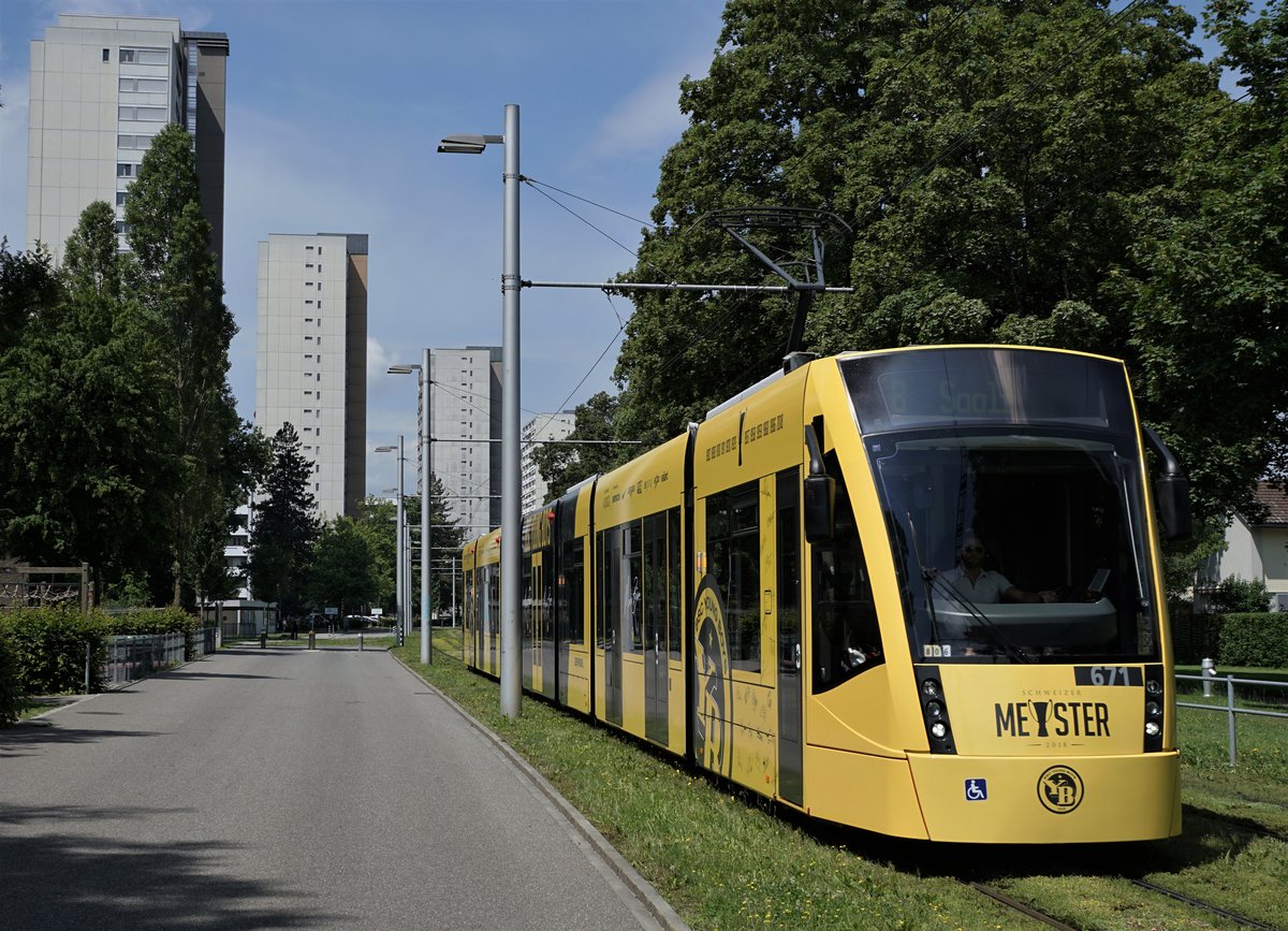 BERNMOBIL YB-MEISTERTRAM.
Ab dem 4. Juni 2018 rollt das Siemens Combino Tram XL Be 4/8 671 in den Farben von YB während ca. 3 Monaten durch Bern.

YB:                                   SCHWEIZER MEISTER 2018.

Schweizer Fussballnationalmannschaft: WELTMEISTER 2018 ?  LEIDER  N E I N

BRA 1 : 1 SUI
SRB 1 : 2 SUI
CRC 2 : 2 SUI

SWE 1 : 0 SUI

Die beiden Aufnahmen sind am 15. Juni 2018 bei den Haltestellen Bethlehem Kirche und Ostring der Tramlinie 8 entstanden.
Foto: Walter Ruetsch 