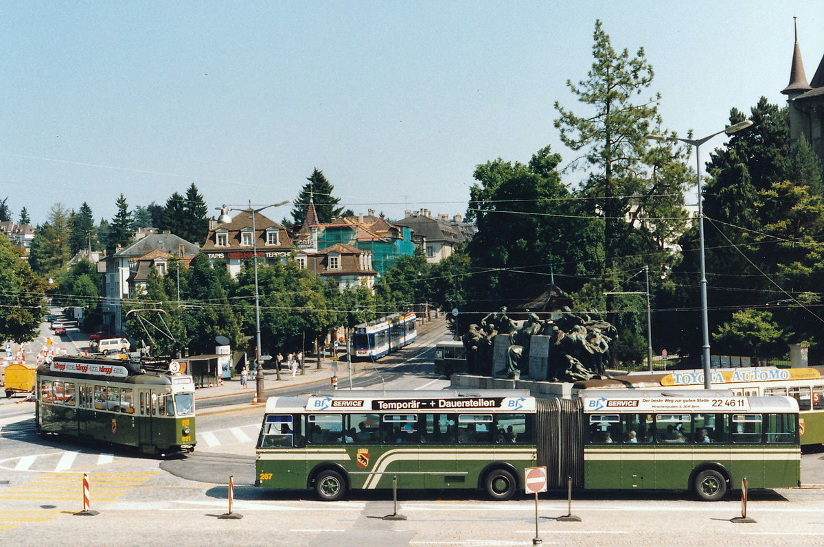 Bernmobil/SVB/RBS: Weil die Strassenbahnstrecke in der Spitalgasse wegen Geleise-Erneuerungen für längere Zeit eingestellt werden musste, verkehrten Ersatzbusse ab Bern Kirchenfeld bis zum Bahnhof SBB. Die Strassenbahnen der Linien 3 und 5 ab Saali und Ostring wendeten im Kirchenfeld auf einer provisorischen Schlaufe und die RBS-Züge der Linie G verkehrten damals noch bis zum Endhalt Bern-Kirchenfeld. Die Aufnahme entstand am Anfang der 90er-Jahre.
Foto: Walter Ruetsch