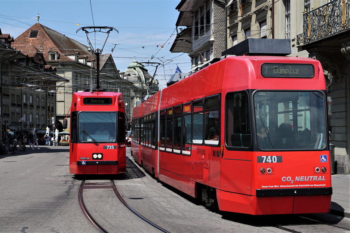 BERNMOBIL.
Tramlinie 7 Bümpliz-Ostring. 
Die beiden Ansichten des Vevey-Trams anlässlich einer Zugskreuzung mit den Be 4/6 735/740 verewigt am 15. Juni 2018 bei der Haltestelle Zytglogge.
Foto: Walter Ruetsch
