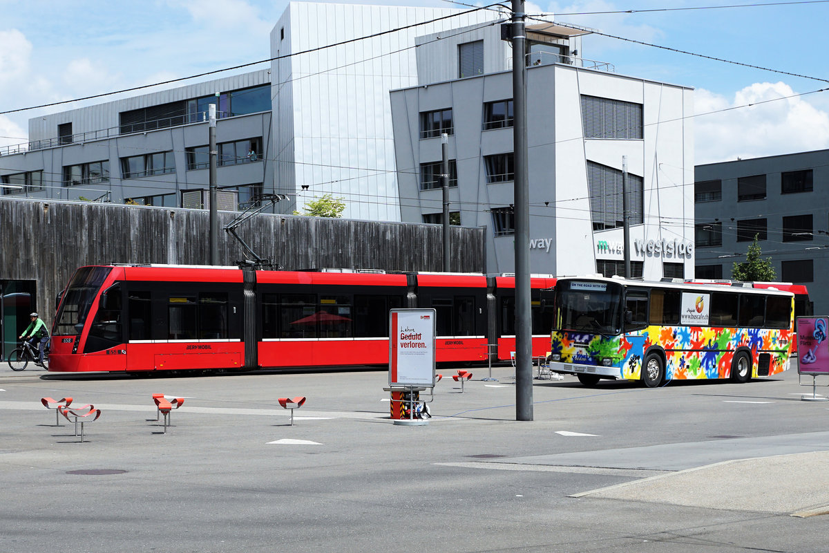 BERNMOBIL.
Tramlinie 8. 
Endhaltestelle Brünnen Westside Bahnhof am 15. Juni 2018.
Der NAW-Bus stand vor seiner Ausrangierung im Kanton Tessin mit einem weissen Anstrich im Einsatz. Dem heutigen Besitzer ist das betreffende Unternehmen nicht bekannt.
Foto: Walter Ruetsch
