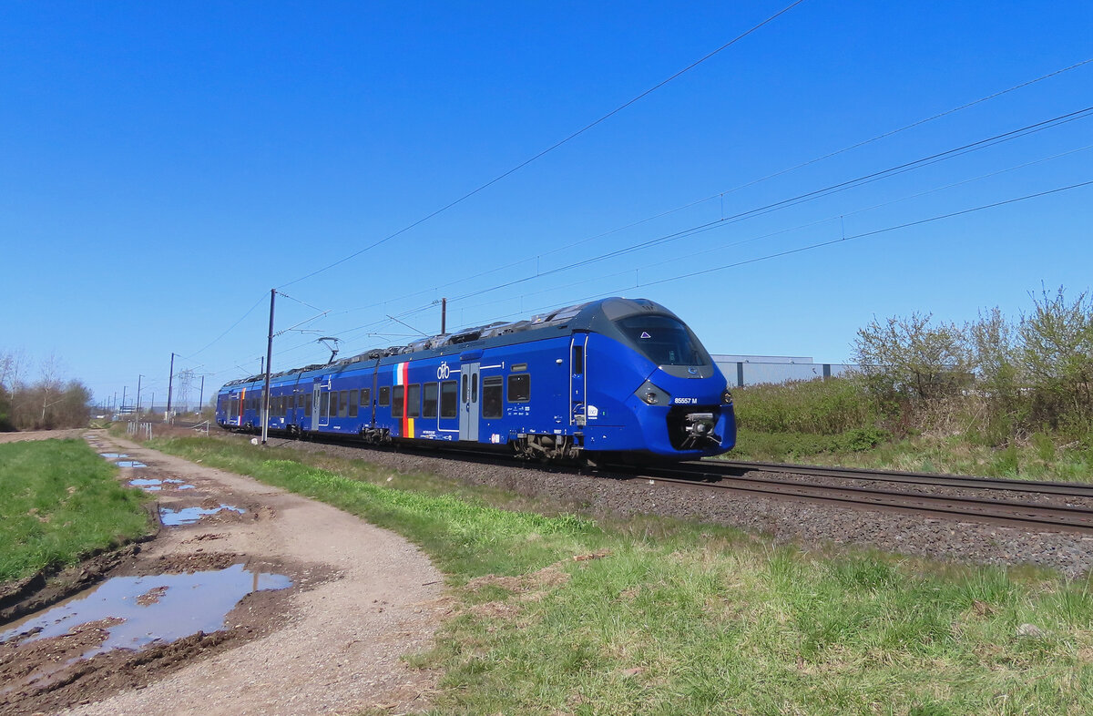 Bernolsheim - 2. April 2026 : B 85557M am TER 832019 vons Saverne nach Selestat.