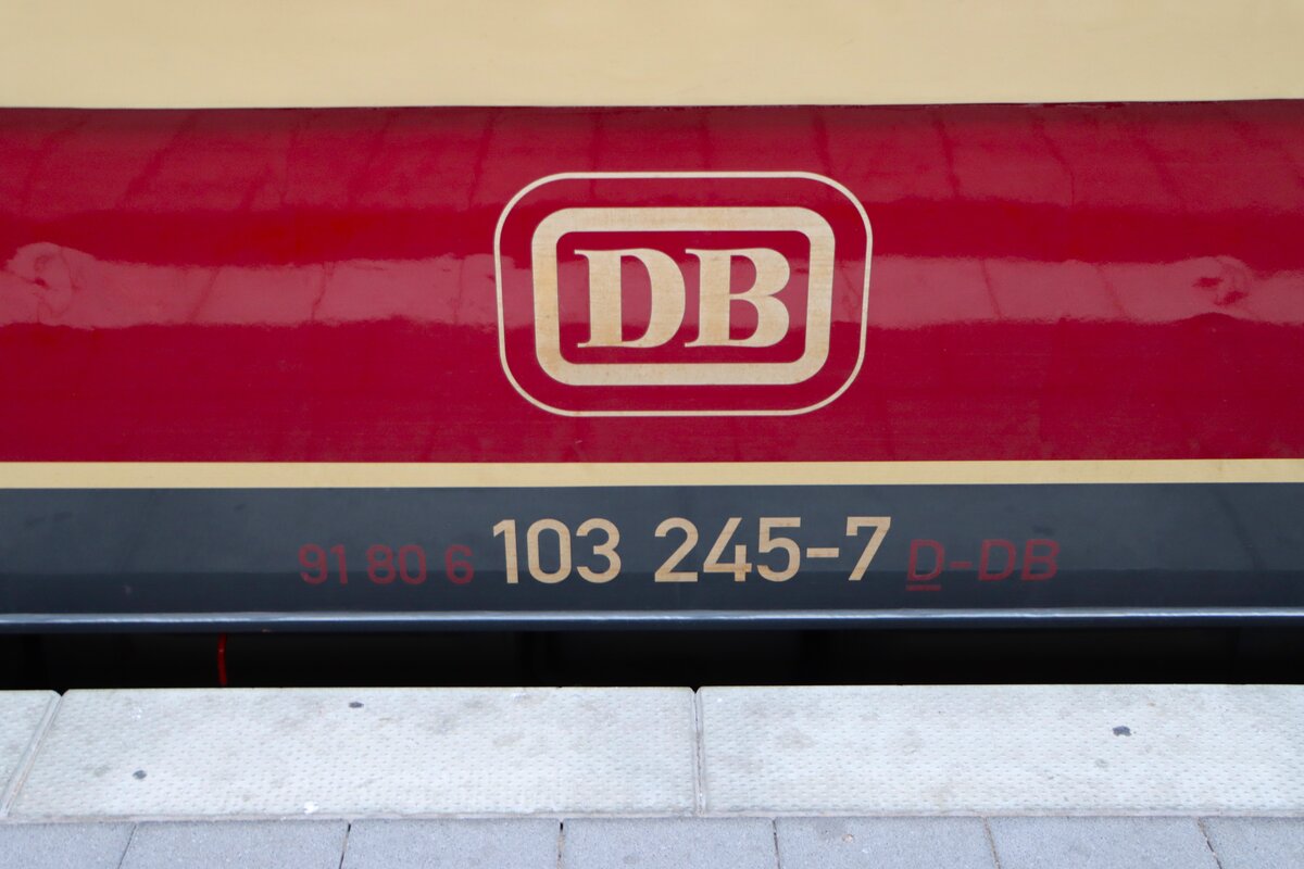 Berschriftung an 103 245-7 am 10.10.26 in Wiesbaden 