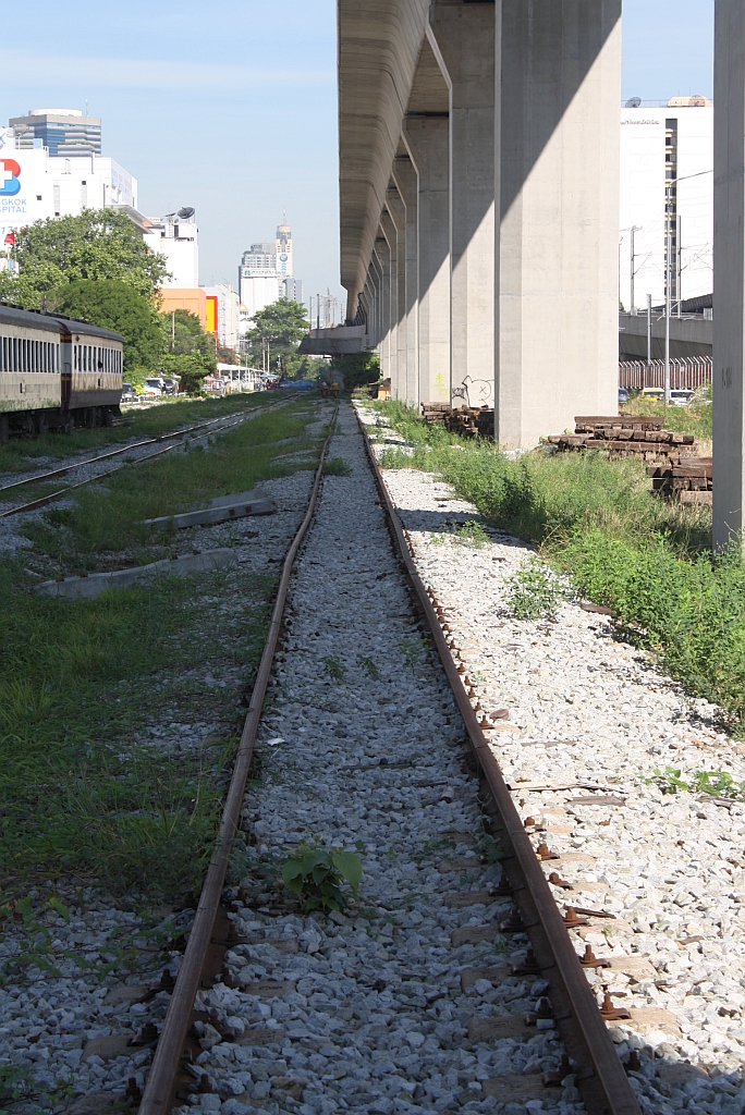  Beruhigende  Gleislage im Bf. Khlong Tan. Bild vom 29.Mai 2013.


