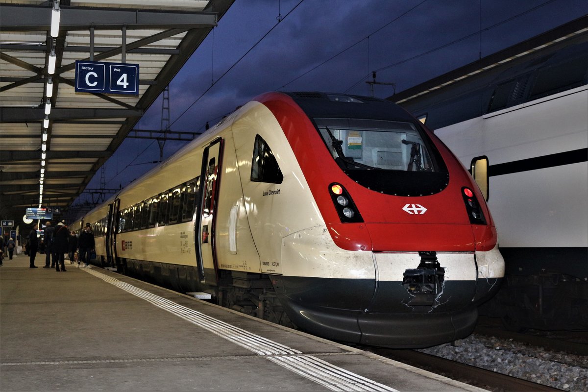 Beschädigte Bugklappe: Besonders aufgefallen im Bahnhof Genève-Cornavin am SBB RABDe 500 030-3  Louis Chevrolet  als IC 5 nach Zürich HB. Aus irgendwelchen Gründen wurden Teile der Bugklappe verloren gegangen. Wie es nun zu dem (Unfall)gekommen ist? Denn, da erschrickt man sich gleich... Samstag, 16. Dezember 2017