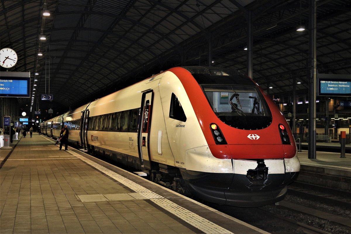 Beschädigte Bugklappe: SBB RABDe 500 030-3  Louis Chevrolet  beim Halt als IC 5 nach Zürich HB im Bahnhof Olten. Aus irgendwelchen Gründen wurden Teile der Bugklappe verloren gegangen. Wie es nun zu dem (Unfall)gekommen ist? Denn, da erschrickt man sich gleich... Samstag, 16. Dezember 2017