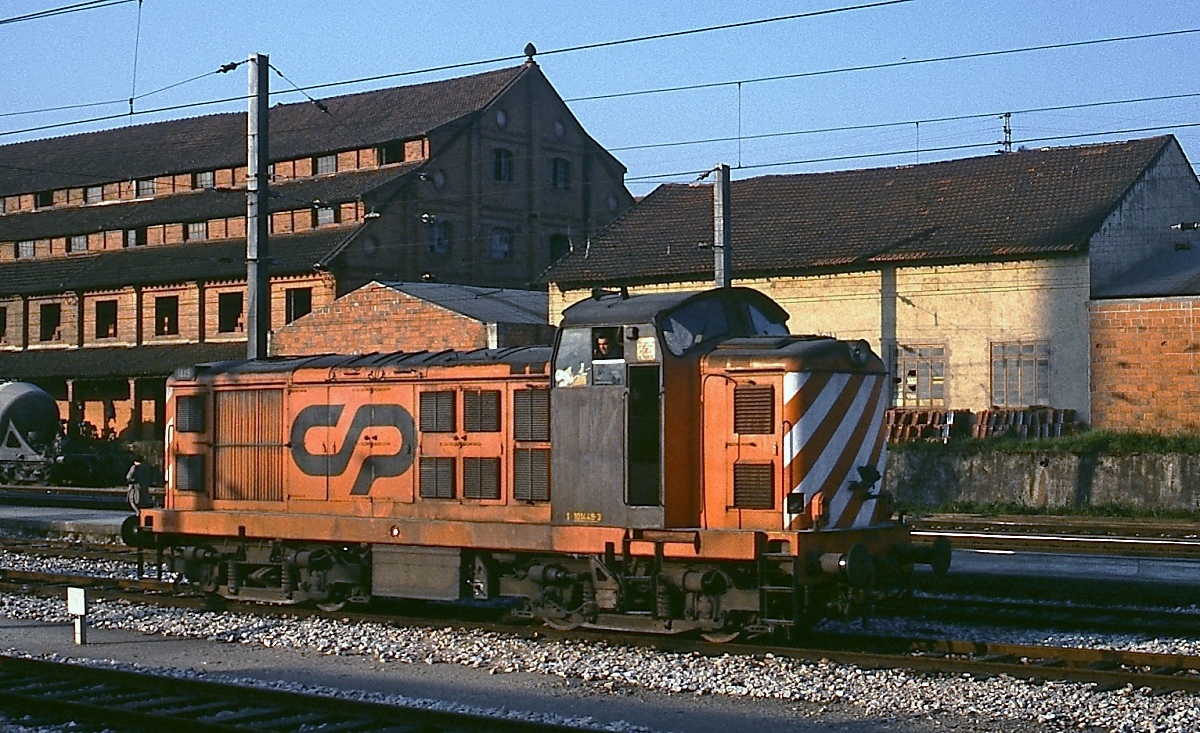 Beschienen von der Morgensonne durchfährt die 1 101449-3 im April 1984 den Bahnhof Pampilhosa. Diese für den Güterverkehr konzipierten Lokomotiven wurden 1967 von English Electric/Soreframa hergestellt.