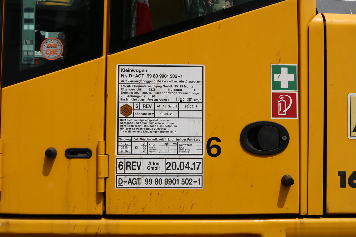Beschilderung eines Atals Zweiwegebagger am 06.07.19 in Frankfurt am Main bei der U-Bahn Baustelle auf der A-Strecke
