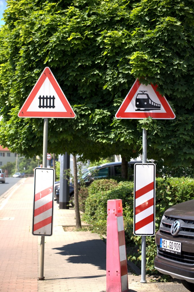 Beschrankt oder unbeschrankt, das ist hier die Frage. Vor dem BÜ Radebeul Weißes Roß
am 06.06.2014 um 13.11 Uhr aufgenommen. Der BÜ ist mit einer Halbschranke gesichert.