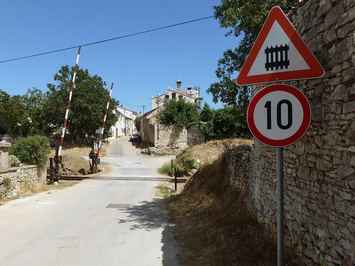Beschrankter �bergang in Vodnjan (Strecke Kanfanar Pula) am 3.8.2013