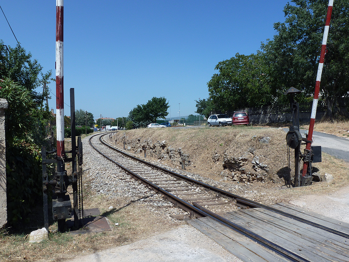 Beschrankter �bergang in Vodnjan (Strecke Kanfanar Pula) am 3.8.2013