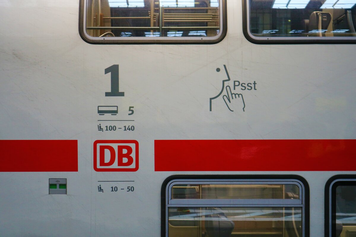 Beschriftung an DB Fernverkehr Bombardier Doppelstockgarnitur am 02.12.22 in Frankfurt am Main Hbf