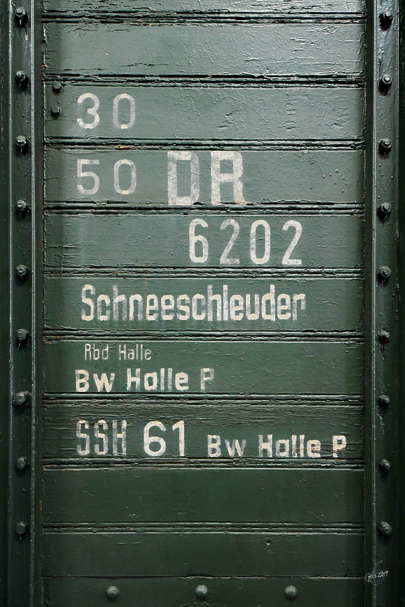 Beschriftung auf der Dampfschneeschleuder 700 582 vom Typ SSH61. (Oldtimermuseum Prora, April 2019)